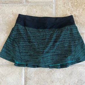 Lululemon Tennis / Running Skirt Green and Black, Size 6